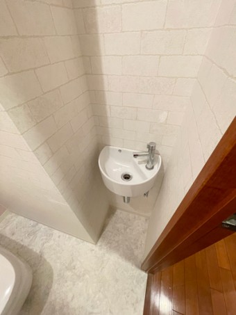 パステルピンクとタイル調クロスでイメージ一新!LIXILの最新トイレに 大田区M様邸 パステルピンクとタイル調クロスでイメージ一新!LIXILの最新トイレに 大田区M様邸